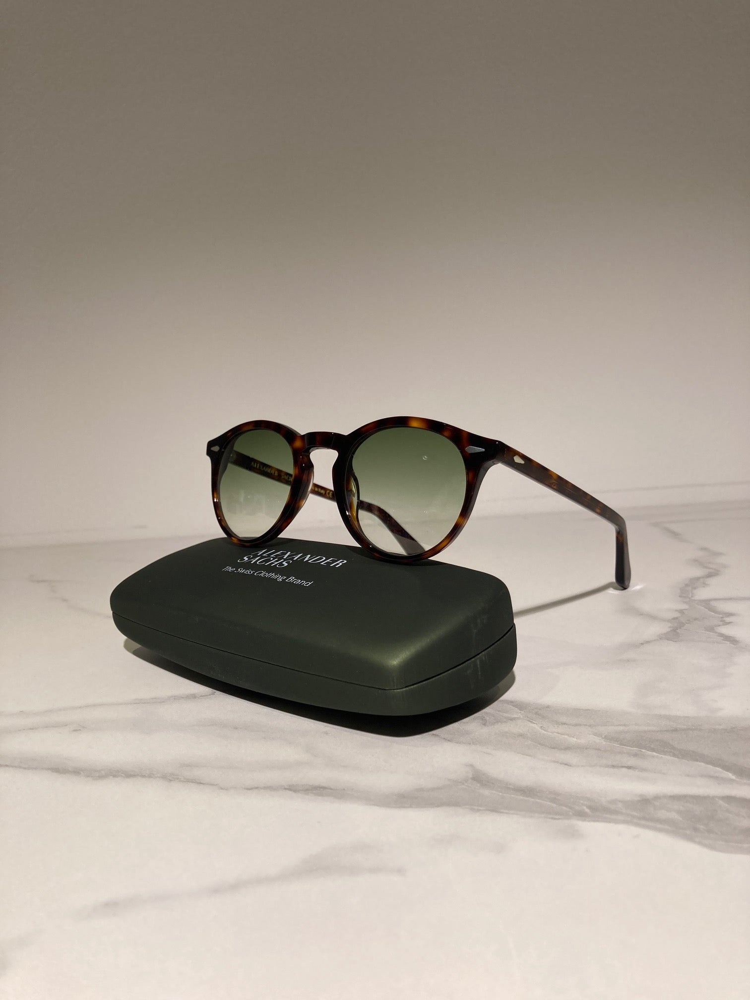 SUNGLASSES ICONIC TORTOISESHELL